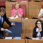 El presidente, Ximo Puig y la vicepresidenta y Portavoz de la Generalitat Valenciana, Mónica Oltra, es su escaño durante la sesión de control en Les Corts Valencianes