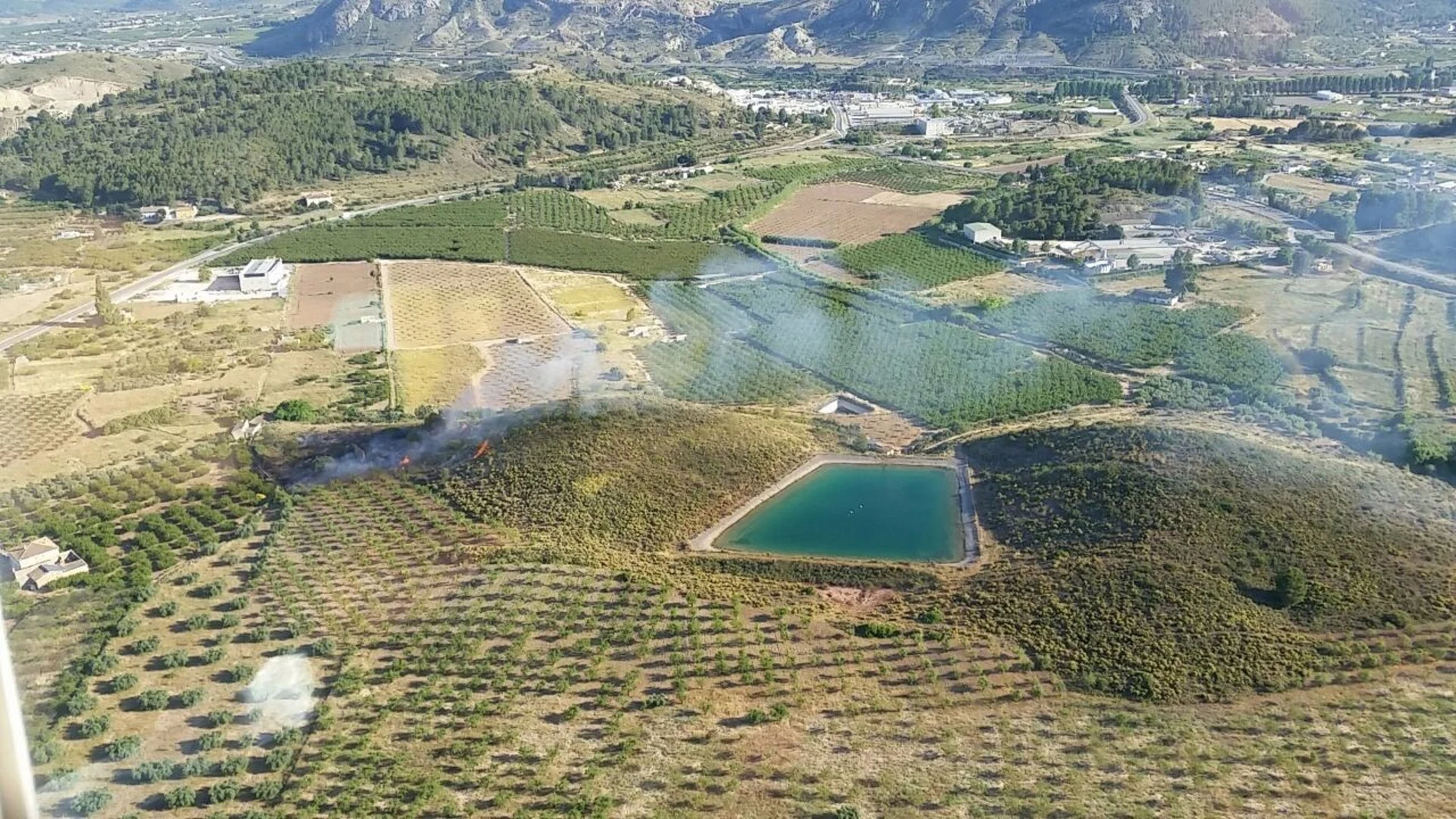 Imagen aérea del incendio declarado en una zona de monte bajo de Caravaca de la Cruz