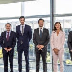 De izda. a dcha., Charles Portalier (Crédit Agricole Assurances); Josu Jon Imaz, consejero delegado de Repsol; Quentin Le-Cloarec (Crédit Agricole Assurances); Peter Schümers (EIP); María Víctoria Zingoni, directora general de Cliente y Generación Baja en Carbono de Repsol; y Roland Dörig (EIP).