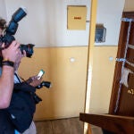 Un fotógrafo toma imágenes del 2º piso del portal número 4 de la Plaza del Rosario, donde ha sido asesinada una mujer de 35 años presuntamente por su pareja, a 9 de junio de 2022, en Soria, Castilla y León (España). Una mujer de 35 años ha fallecido esta madrugada en su domicilio tras ser presuntamente apuñalada por su pareja. Cuando los efectivos sanitarios llegaron al domicilio, sólo pudieron certificar el fallecimiento. El presunto agresor de 32 años ha huído, pero ha sido detenido al poco tiempo por la policía. La víctima deja una hija menor de edad. 09 JUNIO 2022;SORIA;CASTILLA Y LEON;35 AÑOS;VIOLENCIA DE GENERO;PAREJA;APUÑALADA;MUJER C. Serrano / Europa Press 09/06/2022