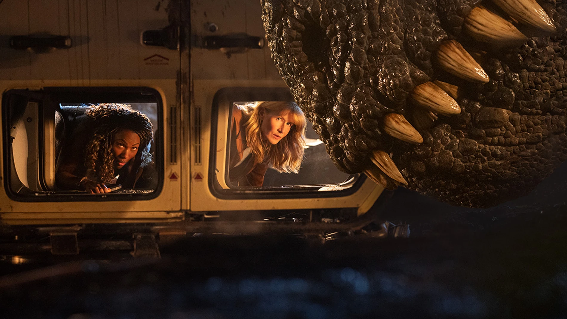 Laura Dern (dcha., no el Tiranosaurio Rex, claro) vuelve a la saga jurásica veinte años después