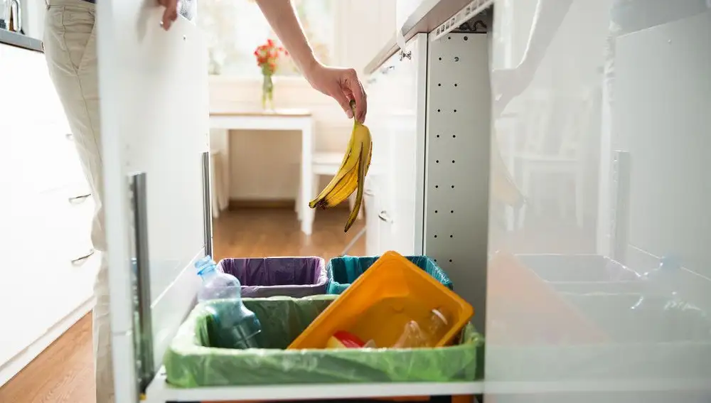 Tanto para hogares grandes como pequeños, existe una amplia gama de soluciones y trucos de bricolaje para ordenar ese espacio en casa que destinamos a separar los residuos domésticos