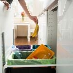 Tanto para hogares grandes como pequeños, existe una amplia gama de soluciones y trucos de bricolaje para ordenar ese espacio en casa que destinamos a separar los residuos domésticos