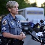La portavoz de la policía local Carly Hose habla para informar del tiroteo en Maryland