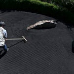-FOTODELDÍA- MADRID, 10/06/2022.- Casa Asia presenta la instalación “Un jardín zen negro” realizada con las cenizas de La Palma para recordar a los afectados por la erupción del volcán, un proyecto que abrirá al público el próximo sábado 11 de junio en la Terraza del Plano de la Flor junto al Real Jardín Botánico de Madrid. EFE/ Fernando Villar