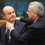 El presidente del Eurogrupo Jean-Claude Juncker (derecha) bromea con el ministro español de Economía, Luis de Guindos, al comienzo de la reunión del Eurogrupo en Bruselas, Bélgica, 12 de marzo de 2012