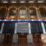 Vista de las pantallas que muestran la evolución del IBEX 35 este viernes tras la apertura de la Bolsa de Valores de Madrid