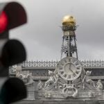 Fachada y alrededores del banco de España en la plaza de Cibeles de Madrid