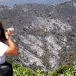 Un fotógrafo capta las imágenes de los montes quemados por el incendio