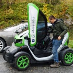 Renault Twizy, un cuadriciclo pesado completamente eléctrico en el estacionamiento de Flydalsjuvet, Geiranger, Noruega.