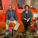 El escritor Juan José Flores entre Bárbara Mingo, a la izquierda, y Arantxa Aguirre, escucha al actor Miguel Rellán