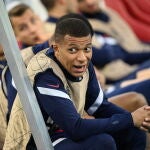 Mbappé, en el banquillo de Francia durante el partido ante Austria de la Liga de las Naciones