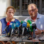 Los padres de Marta del Castillo, Antonio del Castillo y Eva Casanueva, durante la rueda de prensa que han dado este viernes junto a su casa