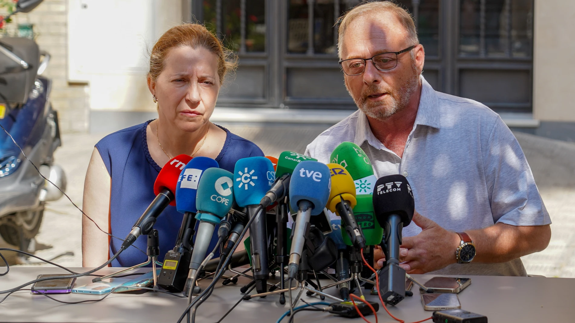 Los padres de Marta del Castillo, Antonio del Castillo y Eva Casanueva, durante la rueda de prensa que han dado este viernes junto a su casa