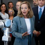 La vicepresidenta primera del Gobierno y ministra d Asuntos Económicos, Nadia Calviño, observa un robot en un taller del Centro Politécnico de Formación Profesional, en Santiago de Compostela