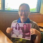 Holly, de 42 años, con una foto de ella y sus padres, asesinados hace más de 40 años en Texas