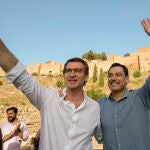 El líder del Partido Popular, Alberto Núnez Feijóo, y el candidato popular a la presidencia de la Junta de Andalucía, Juan Manuel Moreno