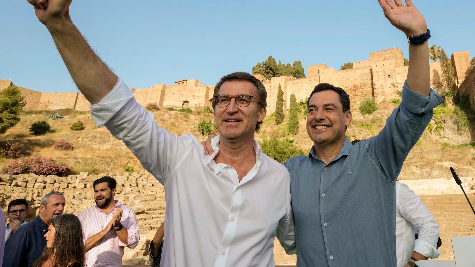 El líder del Partido Popular, Alberto Núnez Feijóo, y el candidato popular a la presidencia de la Junta de Andalucía, Juan Manuel Moreno