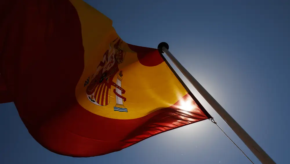 Una bandera de España ondea en una exhibición de la Infantería de Marina de Madrid con motivo del Día de las Fuerzas Armadas