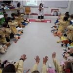 Una enfermera da clases de primeros auxilios a unos niños de Primaria