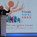El presidente de la Conferencia Episcopal, el cardenal Juan José Omella, presenta este sábado en Madrid la síntesis de las propuestas recibidas en la fase diocesana del Sínodo en la que han participado 215.000 personas -laicos y religiosos- con aportaciones que plantean, entre otras medidas, abrir el debate sobre el celibato opcional o el sacerdocio femenino.