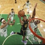Stephen Curry se dispone a anotar una bandeja ante la defensa de Horford y White