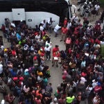 MEX6000. MAPASTEPEC (MÉXICO), 11/06/2022.- Fotografía tomada con un drone donde se observa el diálogo entre autoridades migratorias y migrantes, hoy, en el municipio de Mapastepec, en el estado de Chiapas (México). La caravana con miles de migrantes que avanzaba por el sur de México con la finalidad de llegar a Estados Unidos logró un acuerdo con autoridades de migración quienes prometieron Formas Migratorias Múltiples, lo que permitirá a los indocumentados transitar de manera libre en el país por al menos 30 días. EFE/ Juan Manuel Blanco
