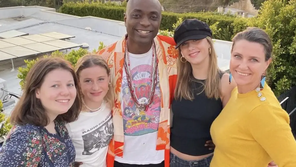 Marta Luisa de Noruega y su prometido Durek Verret, con las hijas de ella.