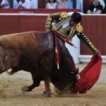 GRAF465. ALBACETE (ESPAÑA), 12/06/2022.- El diestro Morante de la Puebla da un pase a un toro durante la tradicional corrida que organiza la Asociación de Atención a Personas con Discapacidad Intelectual o del Desarrollo y sus Familias (Asprona) de Albacete, este domingo. EFE/ Manu