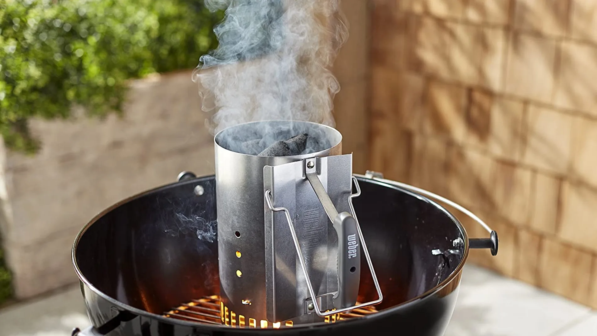 Cómo funciona una chimenea de encendido rápido de barbacoa