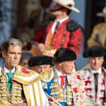 JAÉN, 12/06/2022.- El torero madrileño José Tomás (i) vuelve este domingo a hacer el paseíllo, después de tres años de inactividad, en la plaza de toros de Jaén, rodeado de una desbordante expectación que ha agotado desde hace semanas todas las localidades. En la foto, en el paseíllo. EFE/José Manuel Pedrosa