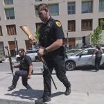 Una mujer entrega armas a los oficiales de policía de Salt Lake City durante una recompra para aquellos que querían sacar sus armas de fuego de circulación