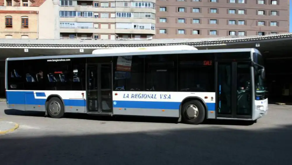 Autobús que realiza el servicio de transporte metropolitano autonómico en Valladolid