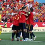 Los jugadores españoles celebran el primer gol que le marcaron a la República Checa