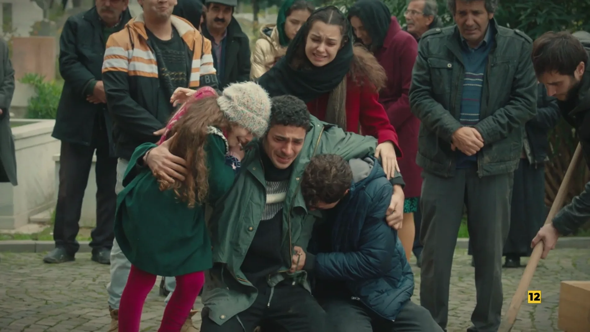 Fotograma de la serie 'Hermanos'