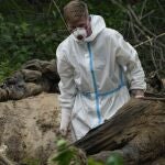 Forenses ucranianos descubren nuevas fosas comunes en el área de Bucha, en Kyiv