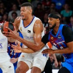 Tavares atrapa el balón en presencia de Davies