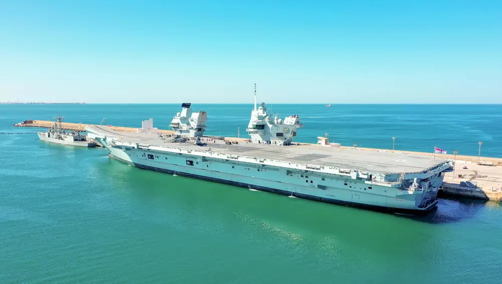 El portaaviones británico "HMS Prince of Wales" en la base de Rota