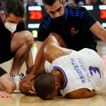 Anthony Randolph se llevó de inmediato las manos a la rodilla izquierda en el Palau