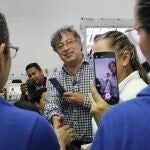 Fotografía de archivo fechada el 10 de junio de 2022 que muestra al candidato a la presidencia de Colombia de la coalición izquierdista Pacto Histórico, Gustavo Petro, mientras es grabado con un móvil durante su visita a una fábrica de confecciones en Cúcuta