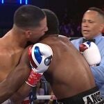 Edgar Berlanga intenta morder la oreja al colombiano Roamer Angulo.