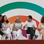 El diputado de Unidas Podemos, Juan Antonio Delgado (i), la vicepresidenta Yolanda Díaz (c), el ex ministro de Consumo, Alberto Garzón e Inma Nieto (2i) y Esperanza Gómez, durante el acto electoral de "Por Andalucía" 