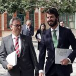 El vicepresidente de la Junta, Juan García-Gallardo, y el consejero de Empleo e Industria, Mariano Veganzones, antes de comparecer en rueda de prensa