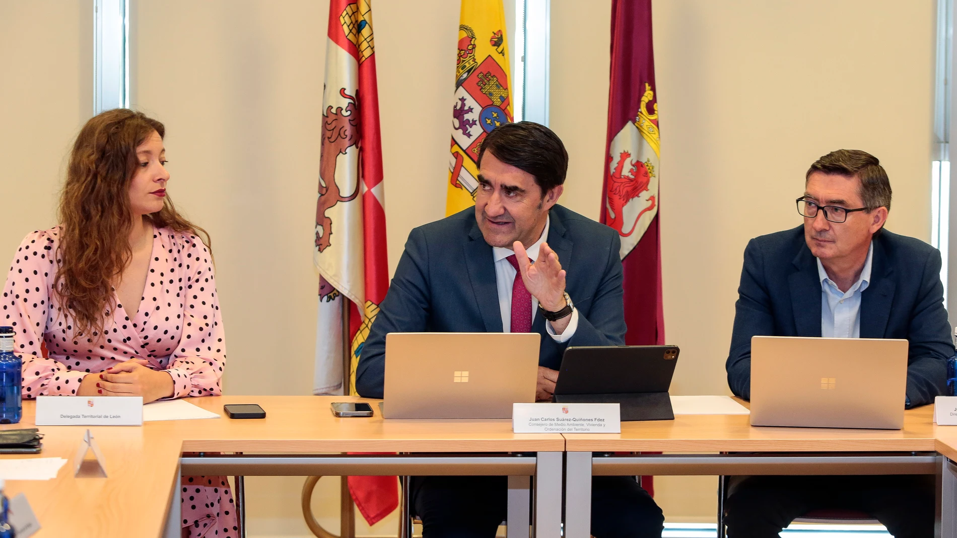 El consejero de Medio Ambiente, Vivienda y Ordenación del Territorio, Juan Carlos Suárez-Quiñones, junto a la delegada territorial de la Junta en León, Ester Muñoz y el director general de Patrimonio Natural y Política Forestal, José Ángel Arranz
