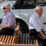 Dos personas mayores descansan a la sombra