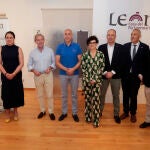 El alcalde de León, José Antonio Diez, y el presidente de la Cámara de Comercio de León, Javier Vega, presentan los bonos al consumo