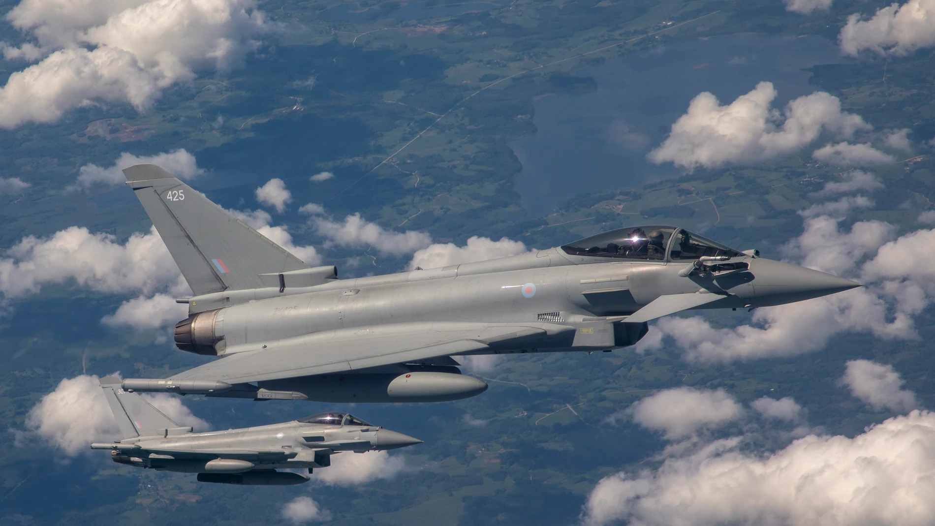 Dos aviones Typhoon de la Royal Air Force en un ejercicio en Lituania