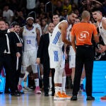 Hanga y Deck protestan al árbitro tras una falta técnica pitada al argentino