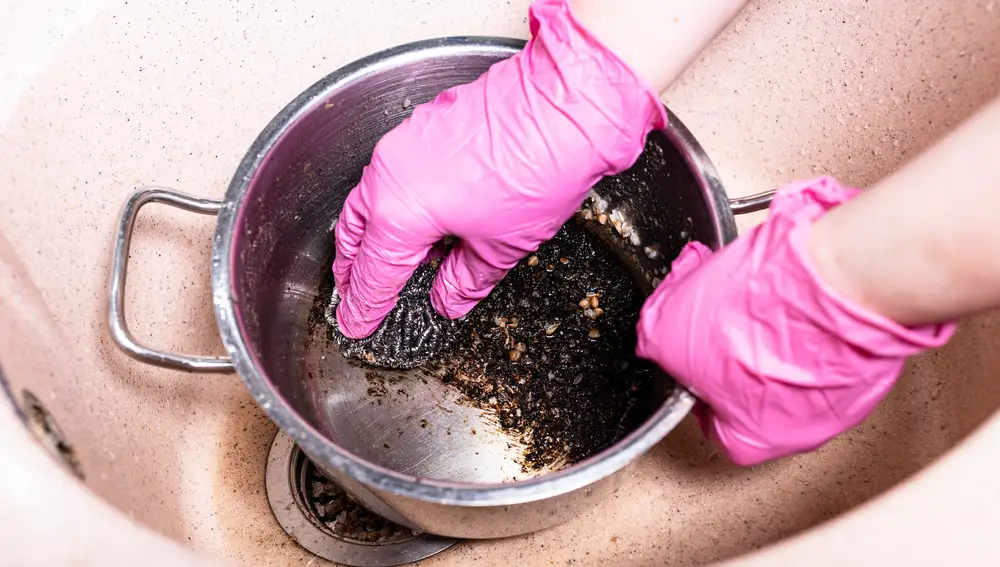 Limpieza de olla quemada | Fuente: Dreamstime