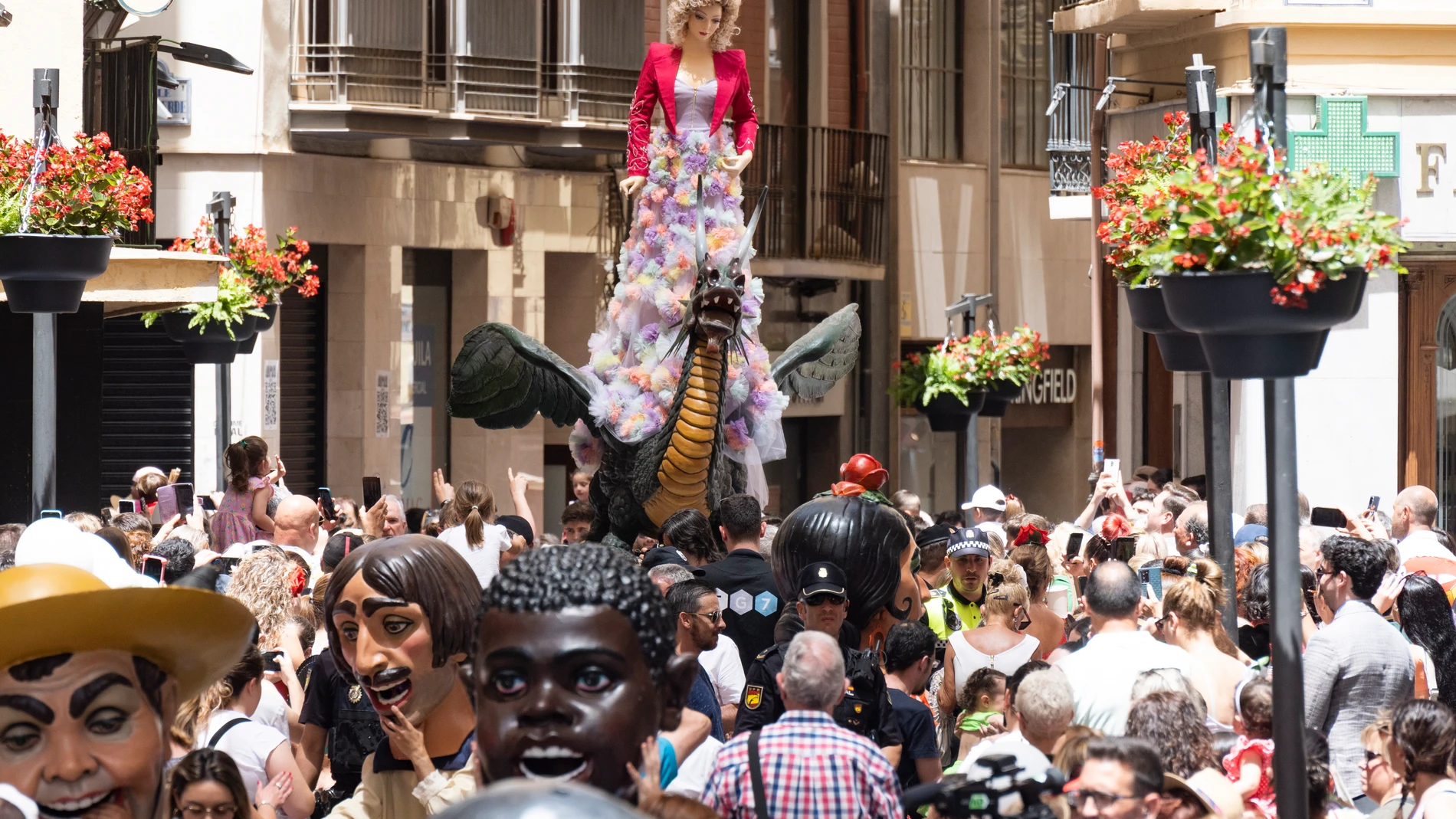 La Tarasca, el maniquí de mujer vestido a la moda y subido a un dragón, que marca el inicio de los días grandes del Corpus de Granada. EFE/Miguel Ángel Molina